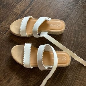 a cute little girls dress shoe, brand- cat and jack, size 2 in girls.